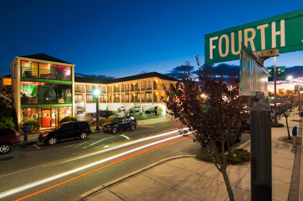 A Highway With A Fourth Street Sign